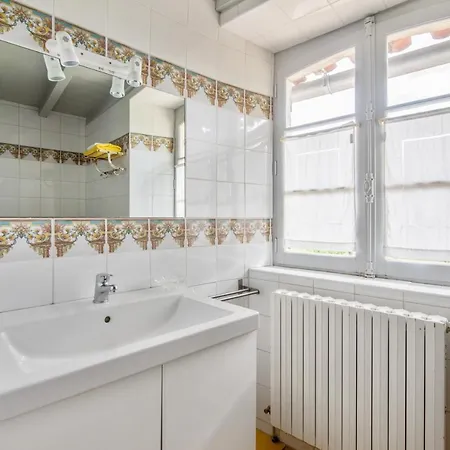 Vila Spacieuse Avec Piscine Privee, A Salies, 250 M², 6 Chbres