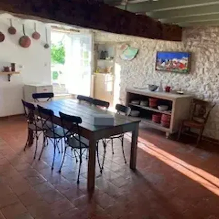 Spacieuse Avec Piscine Privee, A Salies, 250 M², 6 Chbres Villa
