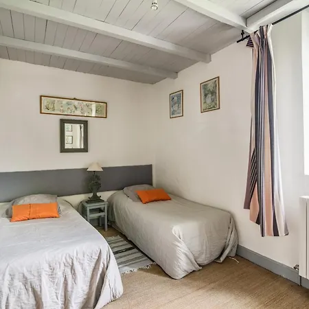 Vila Spacieuse Avec Piscine Privee, A Salies, 250 M², 6 Chbres *