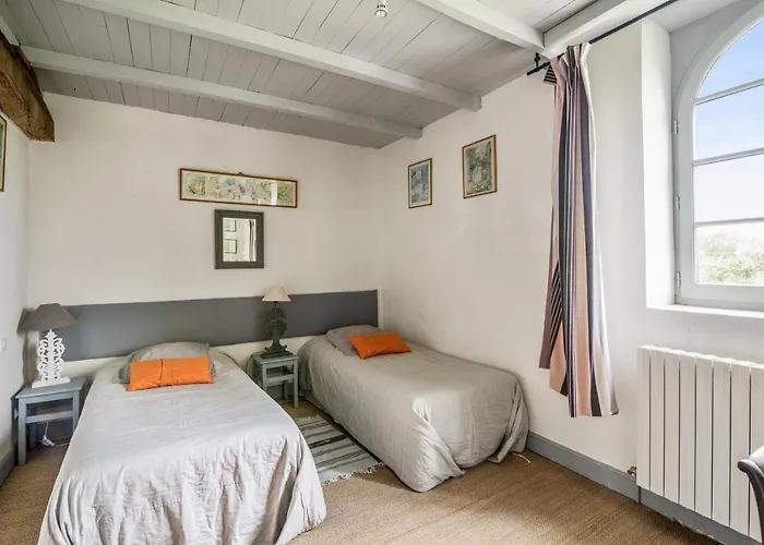 Villa Spacieuse Avec Piscine Privee, A Salies, 250 M², 6 Chbres Salies